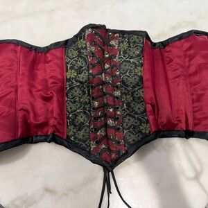 Elegant Red and Black Lace-Up Corset Renaissance